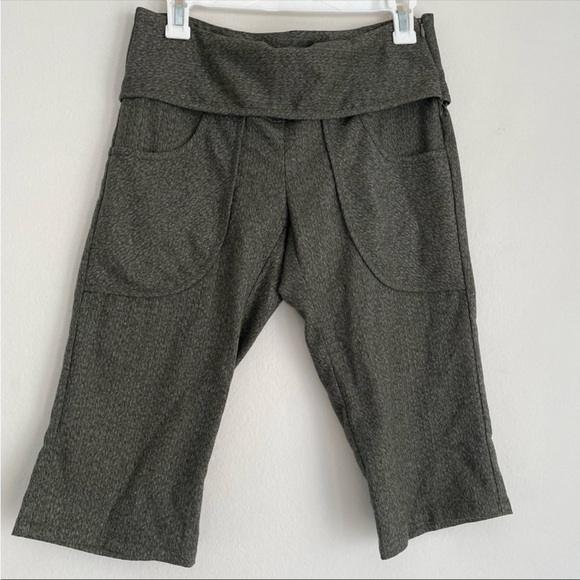 Carol Young Undesigned green roll front pocket capri pant shorts - Picture 2 of 8